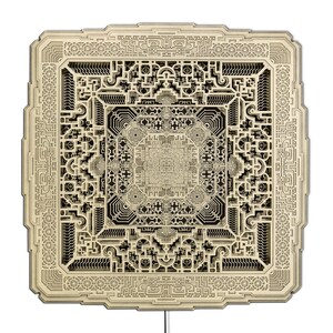 Pu&ograve; includere: Un'opera d'arte quadrata in legno a strati con un design geometrico intricato. L'opera presenta un complesso motivo di forme e linee interconnesse, creando una composizione simmetrica e dettagliata. Il colore &egrave; beige chiaro con accenti marrone scuro.