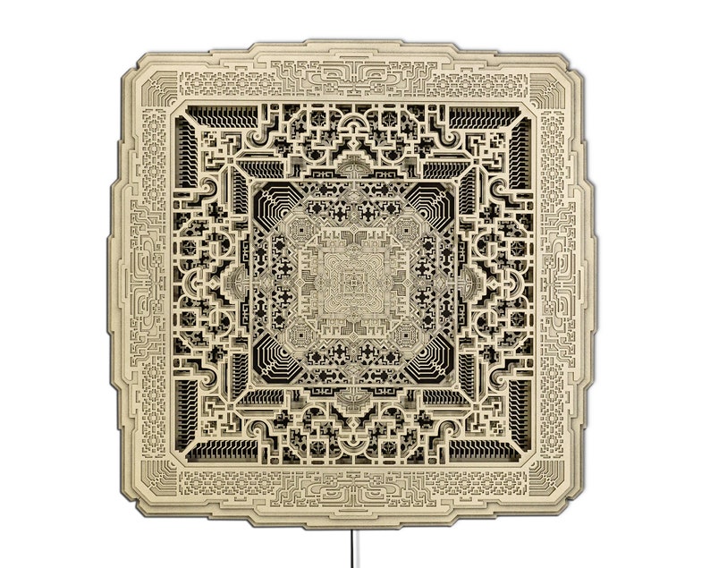 Pu&ograve; includere: Un'opera d'arte quadrata in legno a strati con un design geometrico intricato. L'opera presenta un complesso motivo di forme e linee interconnesse, creando una composizione simmetrica e dettagliata. Il colore &egrave; beige chiaro con accenti marrone scuro.