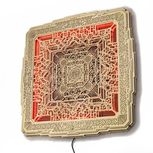 Pu&ograve; includere: Un'opera d'arte da parete quadrata in legno a strati con intricati disegni geometrici. L'opera presenta una cornice beige chiaro con un bagliore interno rosso-arancio, creando un contrasto sorprendente. I dettagliati motivi tagliati al laser aggiungono profondit&agrave; e complessit&agrave;.