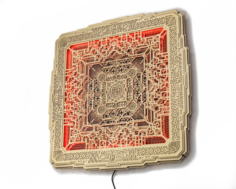 Pu&ograve; includere: Un'opera d'arte da parete quadrata in legno a strati con intricati disegni geometrici. L'opera presenta una cornice beige chiaro con un bagliore interno rosso-arancio, creando un contrasto sorprendente. I dettagliati motivi tagliati al laser aggiungono profondit&agrave; e complessit&agrave;.