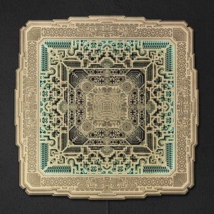 Pu&ograve; includere: Un'opera d'arte quadrata in legno multistrato con un intricato design geometrico. L'opera presenta un esterno marrone chiaro con un motivo complesso e uno strato interno color verde acqua. Il design &egrave; simmetrico e dettagliato, creando un effetto 3D.