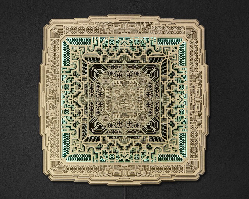 Pu&ograve; includere: Un'opera d'arte quadrata in legno multistrato con un intricato design geometrico. L'opera presenta un esterno marrone chiaro con un motivo complesso e uno strato interno color verde acqua. Il design &egrave; simmetrico e dettagliato, creando un effetto 3D.