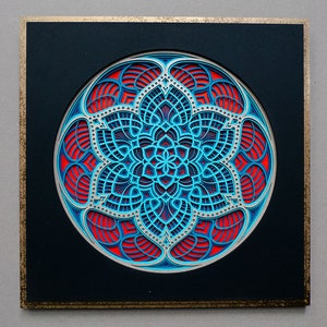 Mini mandala enmarcado con diseño de Alma Sagrada. Decoración de pared en cartón y madera.