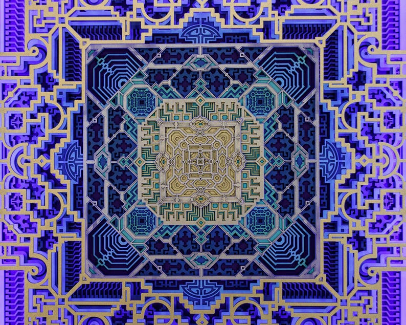 Pu&ograve; includere: Un'opera d'arte a strati con un design geometrico. L'opera presenta motivi intricati nelle tonalit&agrave; del blu, del verde acqua e dell'oro. Il design &egrave; simmetrico, con un quadrato centrale e forme ripetute. L'opera ha un effetto tridimensionale.