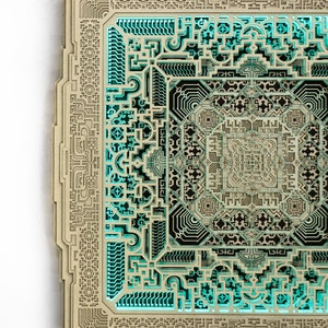 Pu&ograve; includere: Un'opera d'arte in legno a strati con un complesso design geometrico. L'opera presenta motivi e forme intricati, con una luce turchese che illumina gli strati. L'estetica generale &egrave; moderna e artistica.