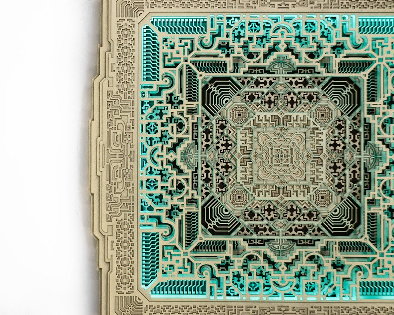 Pu&ograve; includere: Un'opera d'arte in legno a strati con un complesso design geometrico. L'opera presenta motivi e forme intricati, con una luce turchese che illumina gli strati. L'estetica generale &egrave; moderna e artistica.