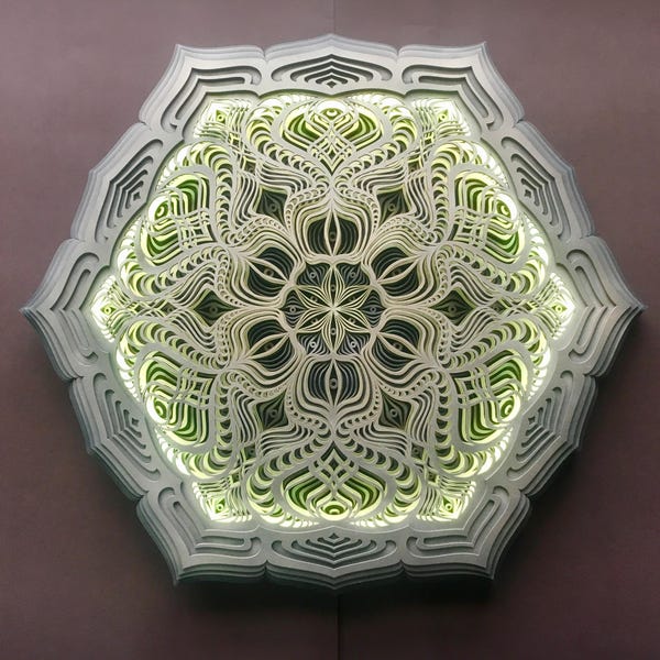 Lámpara LED de geometría sagrada "El Maestro Dorado" para pared, 67 cm/26".
