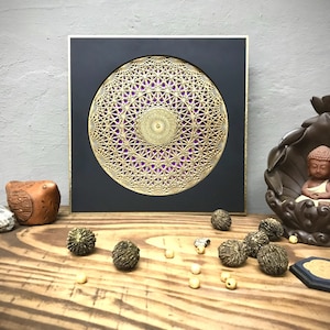 Mini mandala encadré « Cristal sacré » Mini-décoration murale mandala. Carton + bois.