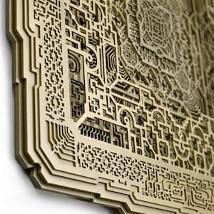 Pu&ograve; includere: Un'opera d'arte multistrato color oro con intricati motivi geometrici. Il design presenta pi&ugrave; strati, creando un effetto 3D. L'opera d'arte ha un design dettagliato e simmetrico con un focus sulla precisione e sui dettagli. &Egrave; probabilmente un'opera d'arte da parete decorativa.