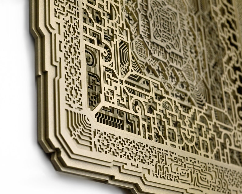 Pu&ograve; includere: Un'opera d'arte multistrato color oro con intricati motivi geometrici. Il design presenta pi&ugrave; strati, creando un effetto 3D. L'opera d'arte ha un design dettagliato e simmetrico con un focus sulla precisione e sui dettagli. &Egrave; probabilmente un'opera d'arte da parete decorativa.