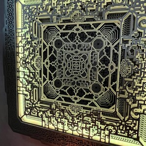 Pu&ograve; includere: Un'opera d'arte murale geometrica a strati con intricati disegni tagliati al laser. L'opera presenta un complesso motivo di forme e linee interconnesse, con un caldo bagliore giallo che emana dall'interno. L'effetto complessivo &egrave; un design astratto moderno.
