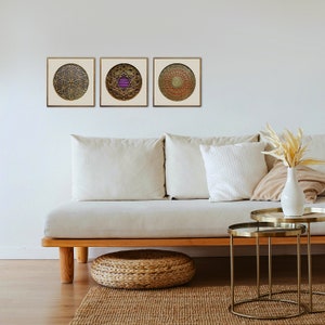 Conjunto de três mandalas emolduradas. Tríptico. Arte de parede de geometria sagrada.