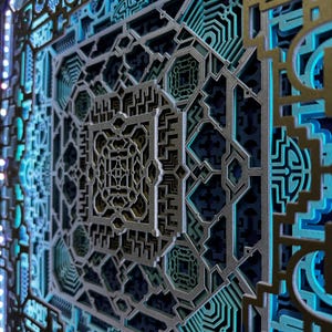 Pu&ograve; includere: Un'opera d'arte murale geometrica a strati con motivi intricati. Il design presenta forme tagliate al laser in tonalit&agrave; argento, oro e verde acqua, creando un effetto 3D. L'opera d'arte &egrave; illuminata da luci a LED blu, che ne esaltano la profondit&agrave; e i dettagli.