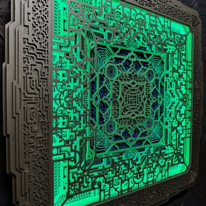 Pu&ograve; includere: Un'opera d'arte murale geometrica a strati con un complesso design a circuito stampato. L'opera presenta una cornice quadrata con intricati ritagli, illuminata da una vivace luce verde. L'effetto complessivo &egrave; un'estetica moderna ispirata alla tecnologia.