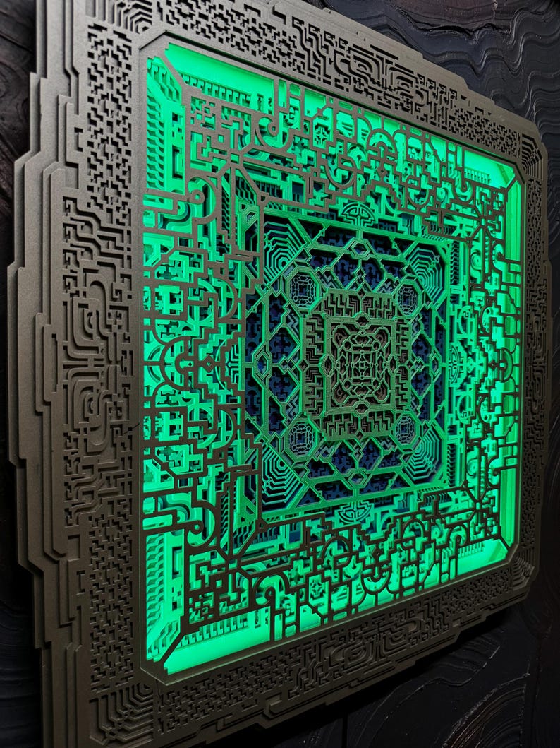 Pu&ograve; includere: Un'opera d'arte murale geometrica a strati con un complesso design a circuito stampato. L'opera presenta una cornice quadrata con intricati ritagli, illuminata da una vivace luce verde. L'effetto complessivo &egrave; un'estetica moderna ispirata alla tecnologia.