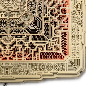 Pu&ograve; includere: Un'opera d'arte in legno a strati con intricati motivi geometrici. Il design presenta pi&ugrave; strati di legno tagliato al laser, creando un effetto tridimensionale. Una calda luce arancione emana dall'interno degli strati, evidenziando il design dettagliato. L'opera &egrave; montata su uno sfondo bianco.