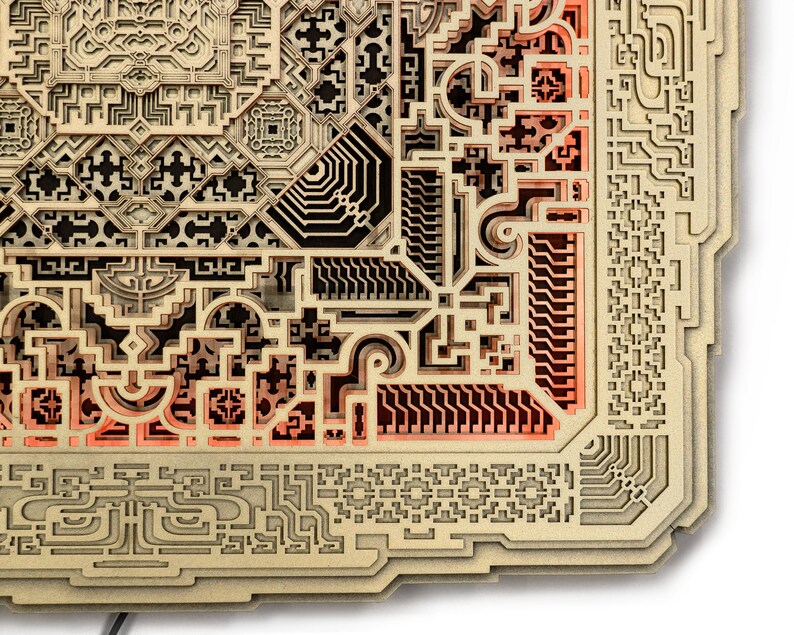 Pu&ograve; includere: Un'opera d'arte in legno a strati con intricati motivi geometrici. Il design presenta pi&ugrave; strati di legno tagliato al laser, creando un effetto tridimensionale. Una calda luce arancione emana dall'interno degli strati, evidenziando il design dettagliato. L'opera &egrave; montata su uno sfondo bianco.