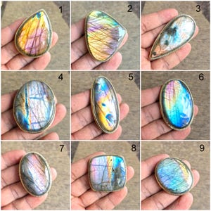 Cabochon en labradorite bleue : cadre rainuré en laiton, pierre en micro macramé