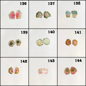 Puede incluir: Nueve pares de piedras preciosas talladas, translúcidas y de colores. Cada par está etiquetado con un número del 136 al 144.