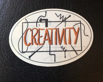 Könnte beinhalten: Ein weißer ovaler Aufkleber mit einer Schwarzweißillustration eines Labyrinths mit dem Wort "CREATIVITY" in Orange in einem schwarzen Rechteck.