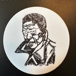 Könnte beinhalten: Schwarz-weiß-Linienzeichnung eines Männergesichts mit dem Wort "Camus" auf der Stirn. Der Mann trägt eine Jacke und hat eine Zigarette im Mund.