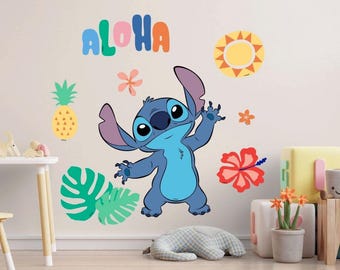 Könnte beinhalten: Ein Wandaufkleber-Set mit der Figur Stitch aus Lilo & Stitch, mit dem Wort "ALOHA" in bunten Buchstaben. Das Set enthält eine gelbe Ananas, eine Sonne, Blumen und tropische Blätter. Die Hauptfigur ist blau.