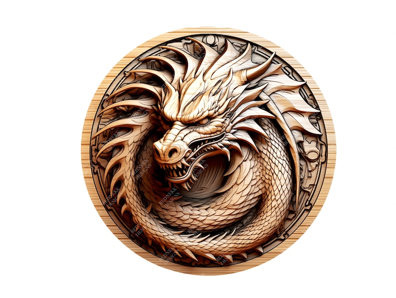 Op de afbeelding: Een houten carving van een draak met zijn kop naar de zijkant gedraaid, zijn bek open in een gegrom. De draak is om zichzelf gewikkeld, met zijn staart opgerold achter zijn kop. De carving is geplaatst tegen een ronde achtergrond met een decoratieve rand.