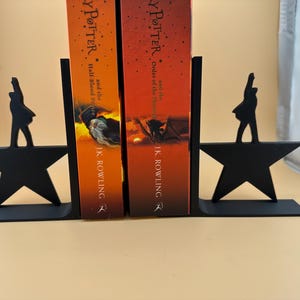 Boekensteunen, Hamilton The Musical, twee of enkele boekensteun, verkrijgbaar in een reeks kleuren. Silhouet