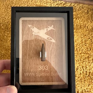 Punta de bala de Spitfire de la Segunda Guerra Mundial (.303). En vitrina. Se puede extraer y sostener. Ver ejemplares encontrados.