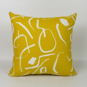 Housse de coussin jaune scandinave, housse de coussin minimaliste en lin, taie d'oreiller sur mesure. image 1