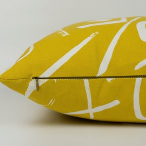 Housse de coussin jaune scandinave, housse de coussin minimaliste en lin, taie d'oreiller sur mesure. image 2