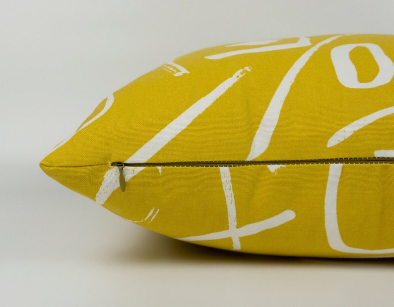 Housse de coussin jaune scandinave, housse de coussin minimaliste en lin, taie d'oreiller sur mesure. image 2