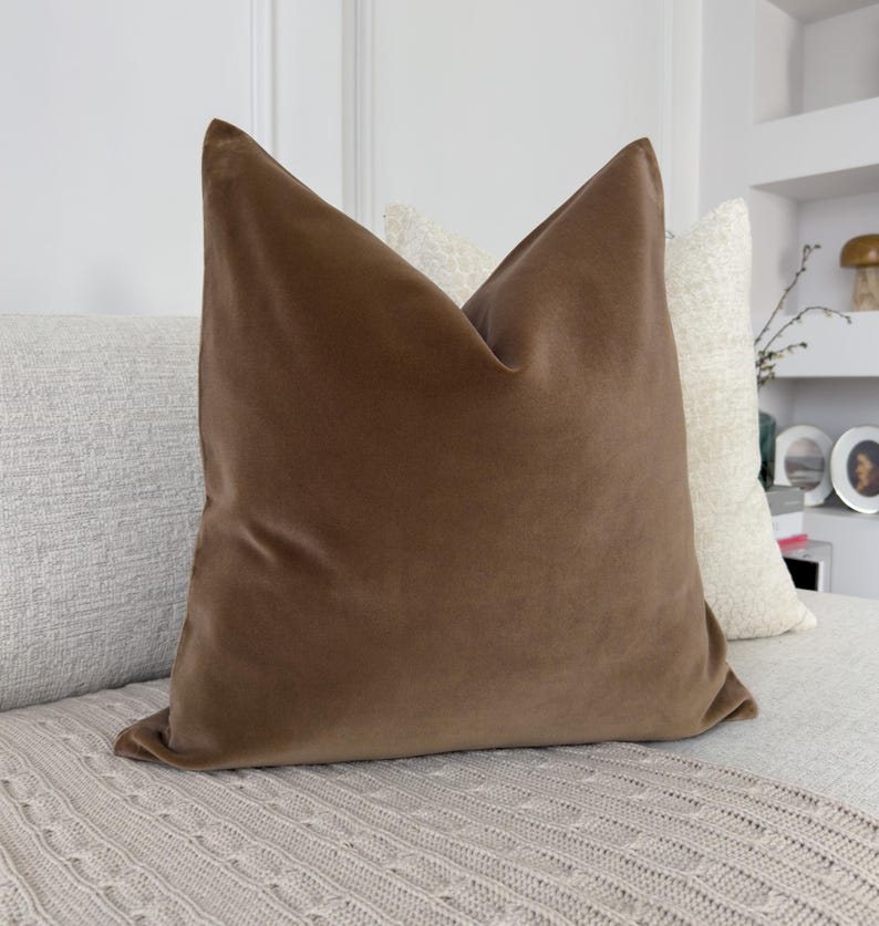 Funda de cojín de terciopelo premium en color topo, funda de almohada decorativa para el hogar, funda de almohada lumbar (todos los tamaños) imagen 1