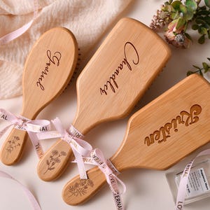 Customized bridesmaids name wooden comb, personalized wedding party gift, bridesmaids gift, engraved hair comb, gift for her, gift for mom