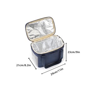 Pu&ograve; includere: Una borsa termica blu navy con fodera argentata. La borsa ha una chiusura con cerniera superiore e due manici. La borsa misura 23 cm di altezza, 29 cm di larghezza e 21 cm di profondit&agrave;.