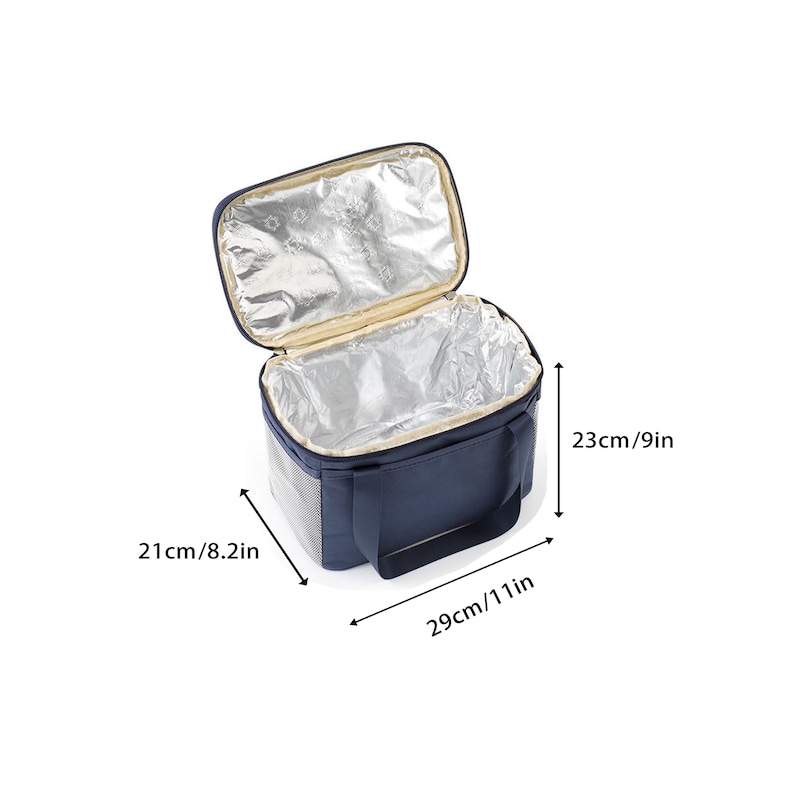 Pu&ograve; includere: Una borsa termica blu navy con fodera argentata. La borsa ha una chiusura con cerniera superiore e due manici. La borsa misura 23 cm di altezza, 29 cm di larghezza e 21 cm di profondit&agrave;.