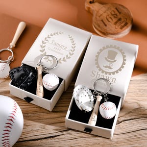 Personalisierter Baseball Schlüsselanhänger|Mach es persönlich|Einzigartiges Geschenk im Baseball-Stil für den leidenschaftlichen Liebhaber|Auffällige Rucksackverzierung