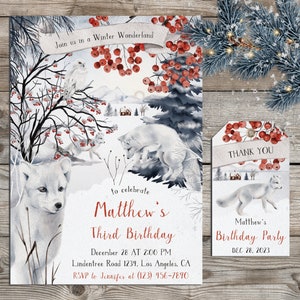 Op de afbeelding: Uitnodiging voor een winterwonderland-verjaardagsfeest met een witte vos, rode bessen en een besneeuwd landschap. De uitnodiging luidt "Doe mee met ons in een winterwonderland om de derde verjaardag van Matthew te vieren" met de datum, tijd en locatie. Een bijpassend bedankkaartje is ook inbegrepen.