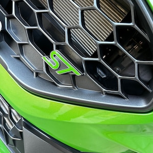 2x Ford Focus ST MK4 3D ST logos incrustés emblèmes dans la couleur souhaitée