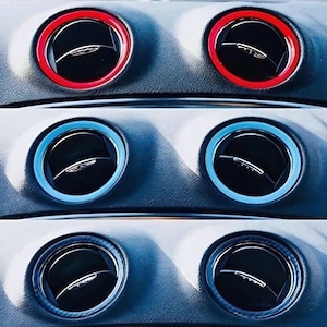 Peut inclure: Trois ensembles de bagues de garniture de ventilation d'air de voiture. Le premier ensemble est rouge, le deuxième ensemble est bleu et le troisième ensemble est noir avec un motif en fibre de carbone.