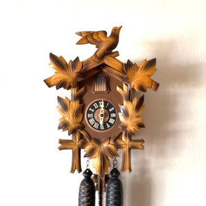 Reloj de cuco clasico de 8 dias grande vintage de los anos 60 estilo Leaf and Loon tallado en Alemania por Hubert Herr. Funciona genial 1 ano de garantia Etsy Espana
