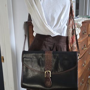 Bolso bandolera vintage de piel de cocodrilo en color negro y marrón Brahmin?