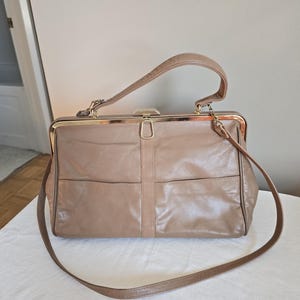 vintage Fabriqué en Italie Grand sac à main porté épaule en cuir beige foncé avec poignée supérieure