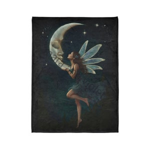 Puede incluir: Un hada con alas azules besa una luna creciente en un cielo nocturno azul oscuro con estrellas.