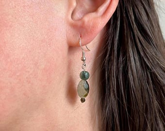 Boucles d'oreilles en séraphinite vert jade - crochets d'oreilles en argent sterling avec perles d'obsidienne, de préhnite et de séraphinite. Gracieux et joli !