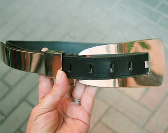 ITALIENISCHER SELTENES METALL- und schwarzer Ledergürtel/Vintage 80er Jahre/Der Hüftgürtel/Boho-Gürtel/Geschenk für sie/Rocker-Metallgürtel