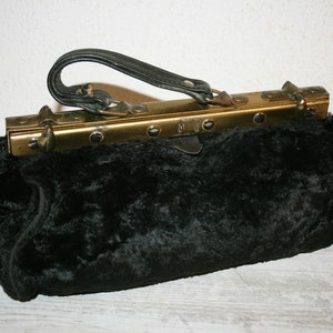 Sac en tissu semblable à de la fourrure noire, modèle de coffre/ Sac de docteur/ Support en laiton / vintage années 70 / Made in Italy /Accessoires de cinéma