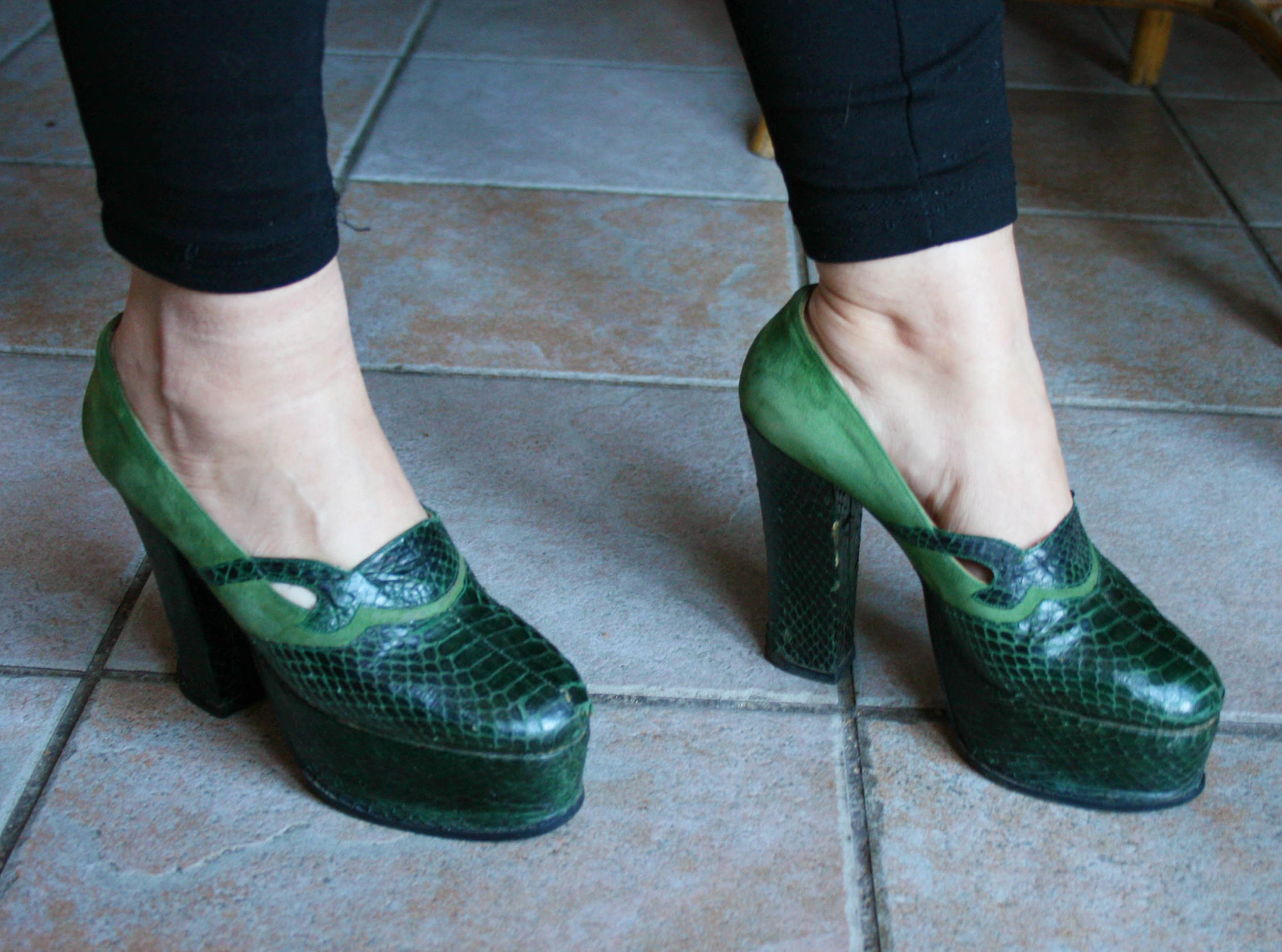 靴 ITALY VINTAGE 1960's Olive Suede Pumps Vintage 1960s Fashion Craft Mod Color Block Suede Leather