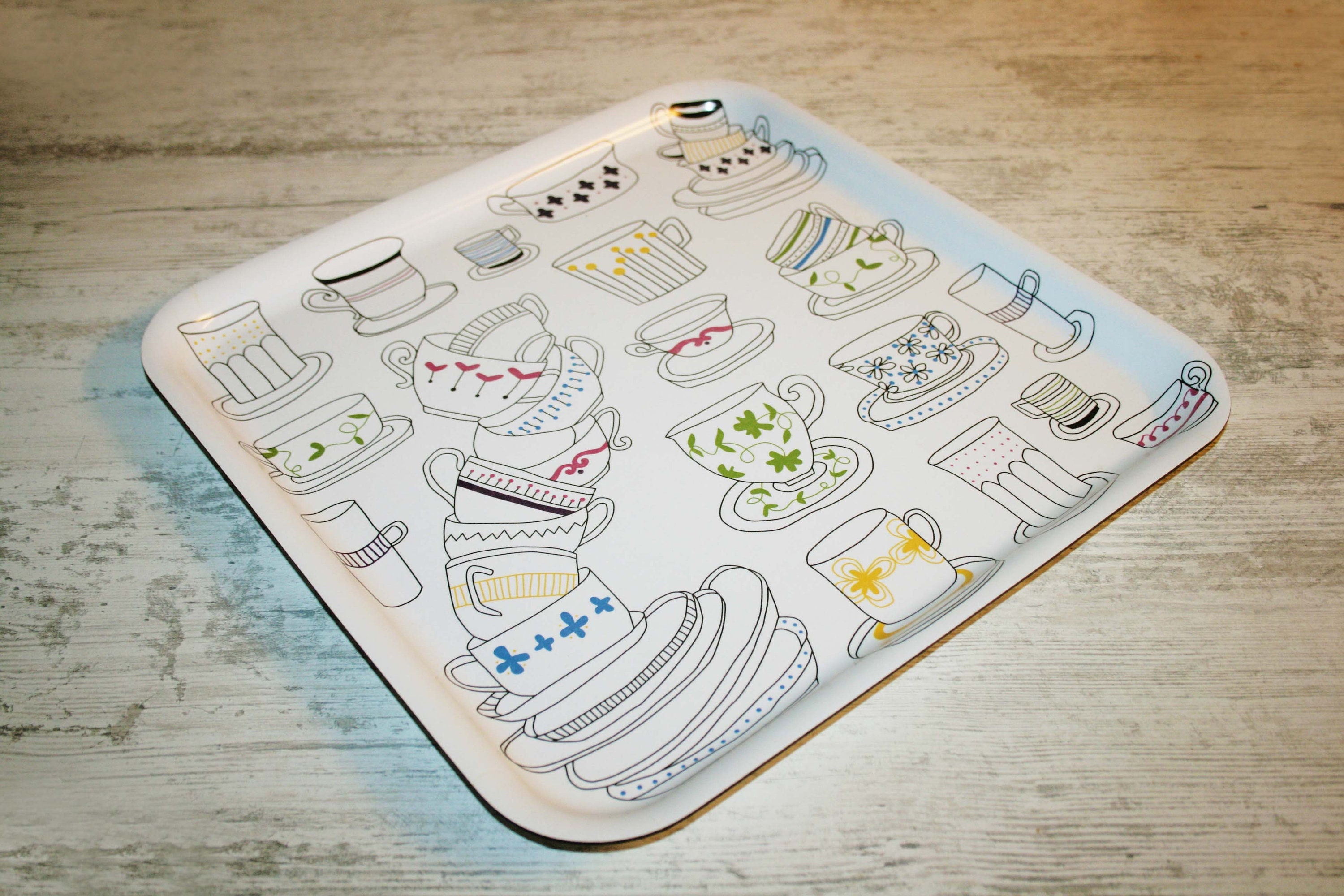 Schwedisches Ikea-Tablett mit Tassenmuster, entworfen für Ikea Schweden / Geschirr / Vintage-Serviertablett / Mehrfarbiger Druck / Melamin-Tablett