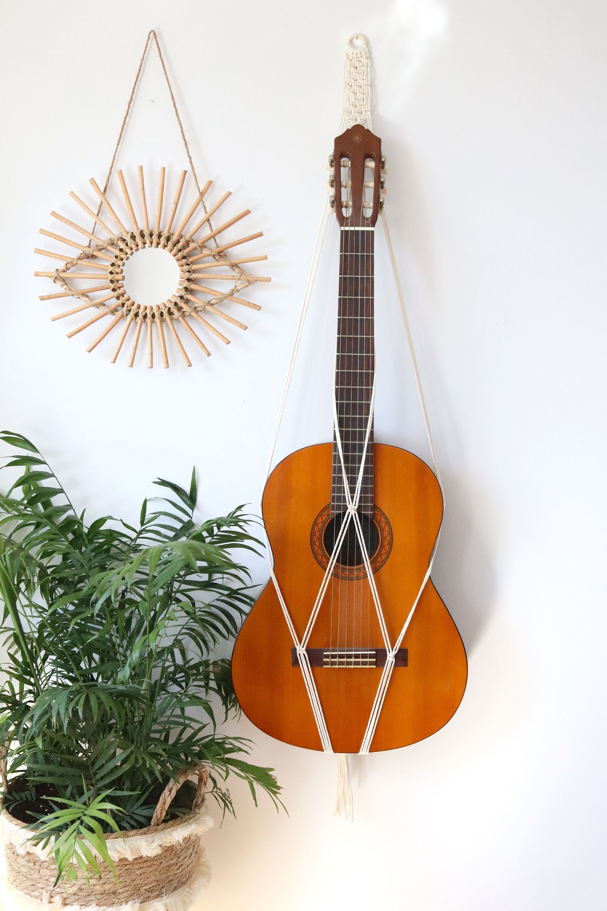 Supporto per chitarra acustica Macrame, Decorazione da parete su cerchio di  bambù, Montaggio a parete, 100% cotone, Gancio per strumenti Boho, Tracolla  per chitarra, Regalo per chitarra Boho -  Italia